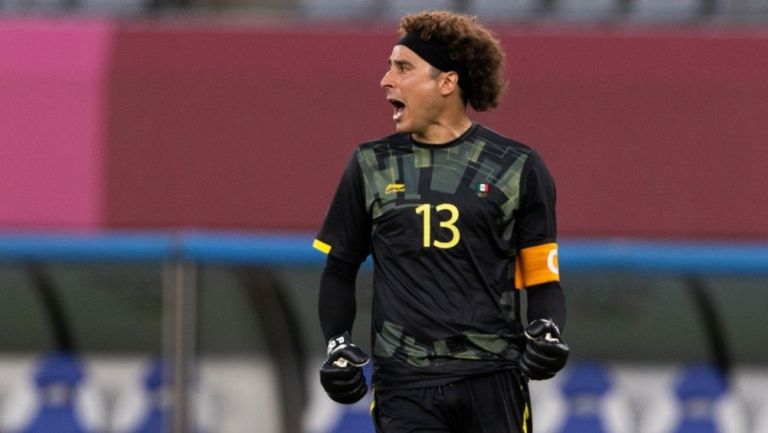 Ochoa en el juego vs Francia