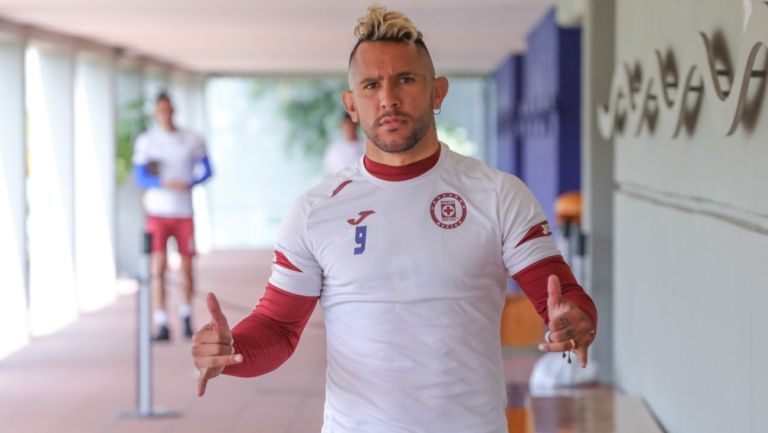 Walter Montoya posa en las instalaciones del Cruz Azul