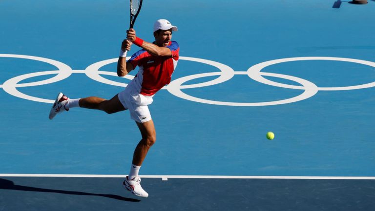 Novak Djokovic en una jugada en Tokio 2020