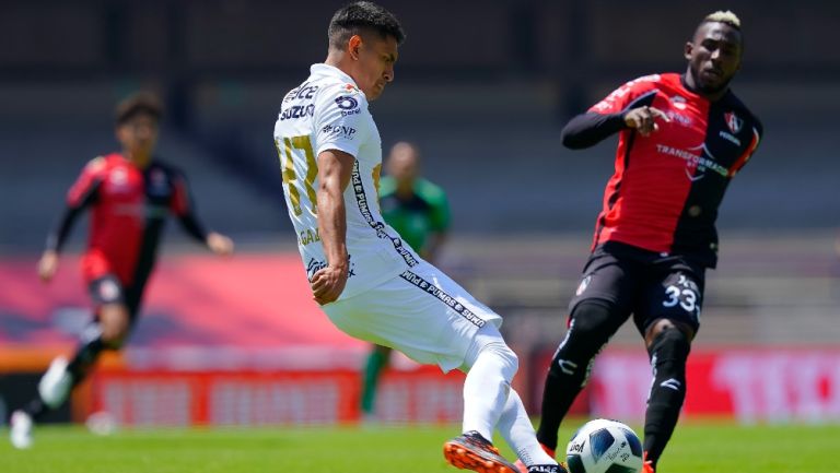 Ricardo Galindo en acción con Pumas