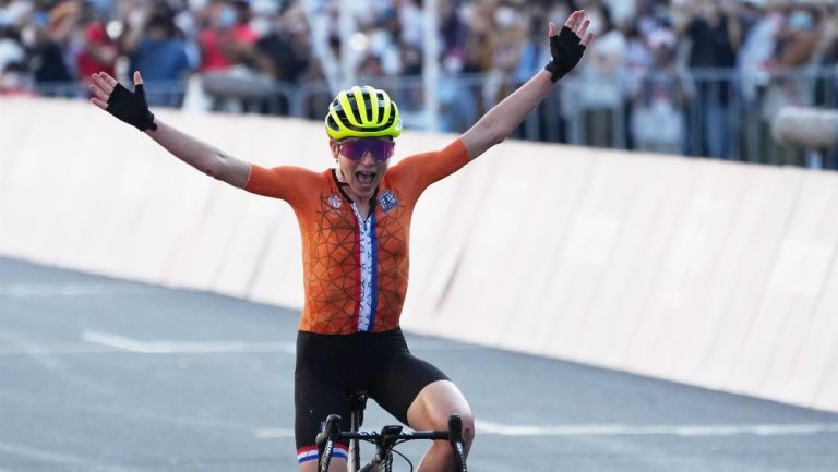 Tokio 2020: Ciclista holandesa festejó el oro, pero terminó en segundo lugar