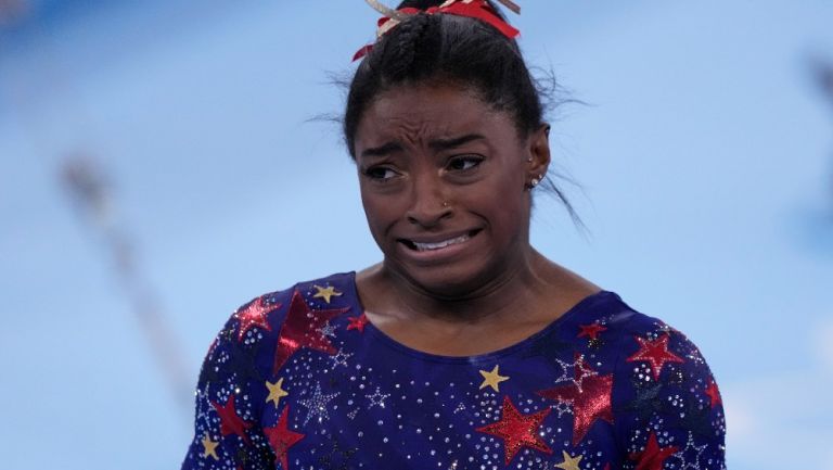 Simone Biles tras errores en Tokio 2020: 'A veces siento el peso del mundo sobre mis hombros'