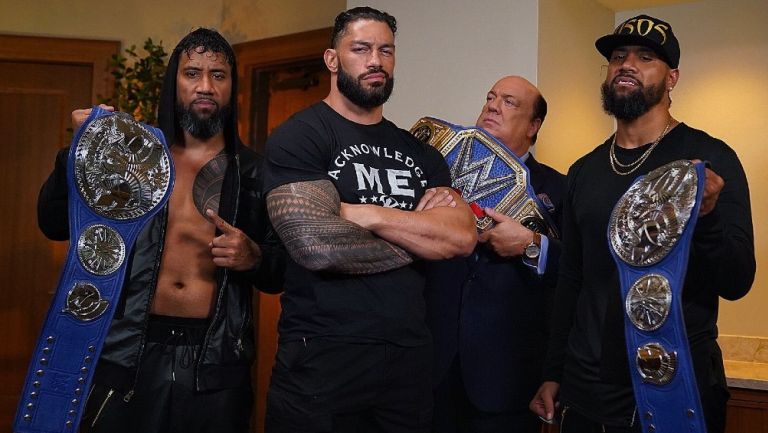 Roman Reigns posó con sus cinturones