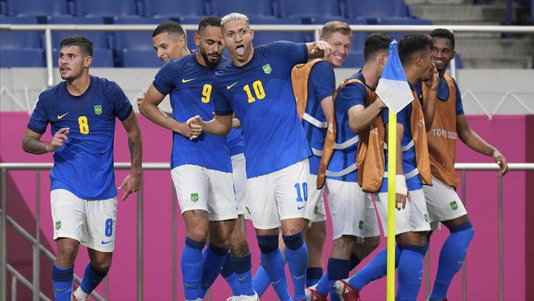 Jugadores de Brasil festejan uno de los goles contra Arabia 