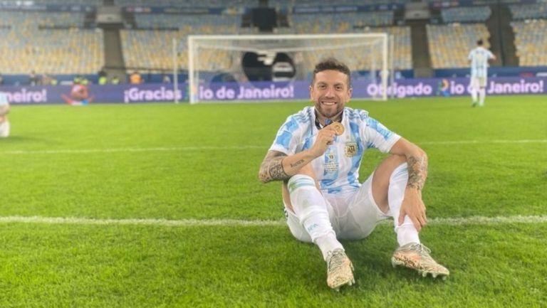 Alejandro 'Papu' Gómez posa con su medalla obtenida en la Copa América