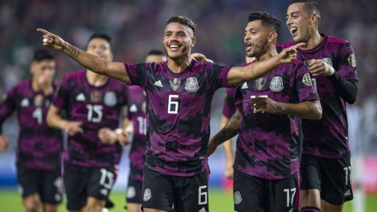 Futbolistas mexicanos festejando un gol 