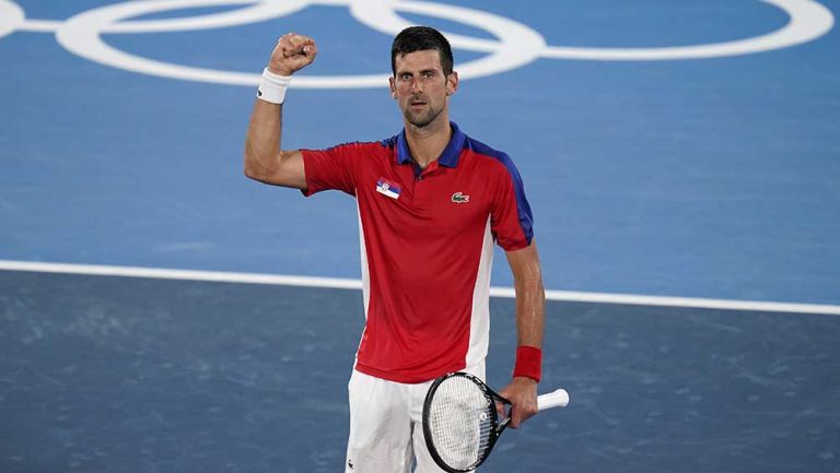 Novak Djokovic festeja la victoria sobre Nishikori