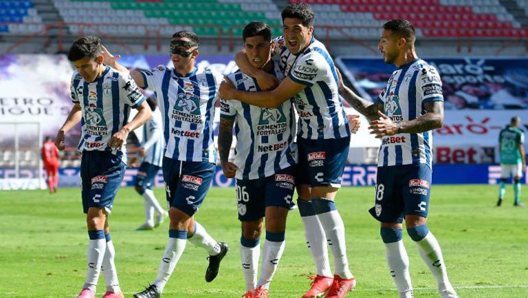 Jugadores de Pachuca festejando un gol a favor 