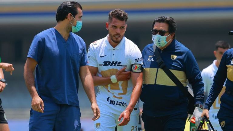 Nicolás Freire siendo atendido por los médicos en el duelo entre Pumas y Atlas