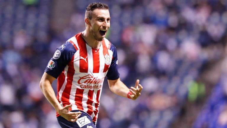 Chivas: Consiguió primera victoria del torneo al vencer a Puebla