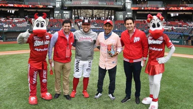 Jorge Campos lanza la primera bola en el juego de los Diablos