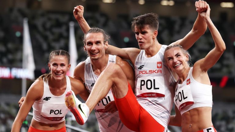 Conjunto polaco celebra medalla de Oro en Tokio 2020