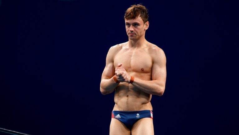 Tom Daley durante una competencia en Tokio 2020