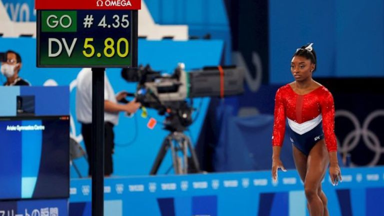 Simone Biles previo a una prueba 