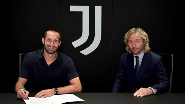 Chiellini firmó su nuevo contrato junto a Pavel Nedved, vicepresidente del equipo