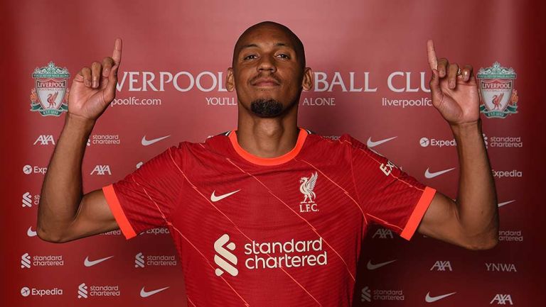 Fabinho con el nuevo jersey del Liverpool