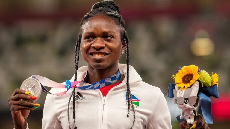 Christine Mboma sube al podio con la Plata en 200 metros durante Tokio 2020