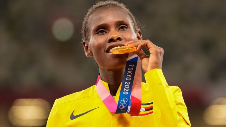 Peruth Chemutai posa con el Oro en Tokio 2020