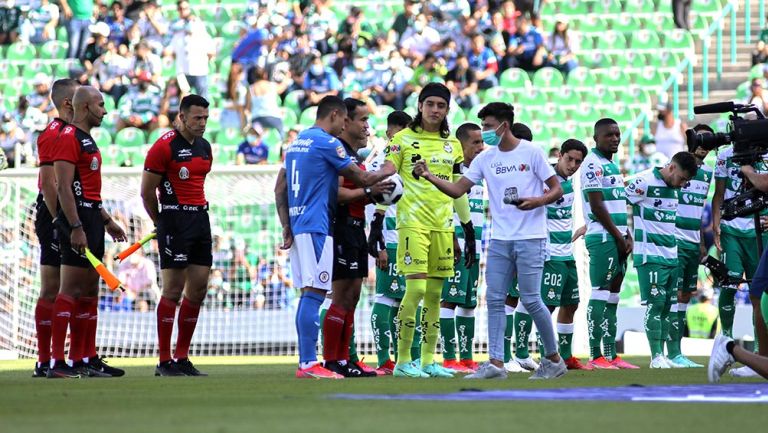 Jugadores de Cruz Azul y Santos previo a un partido