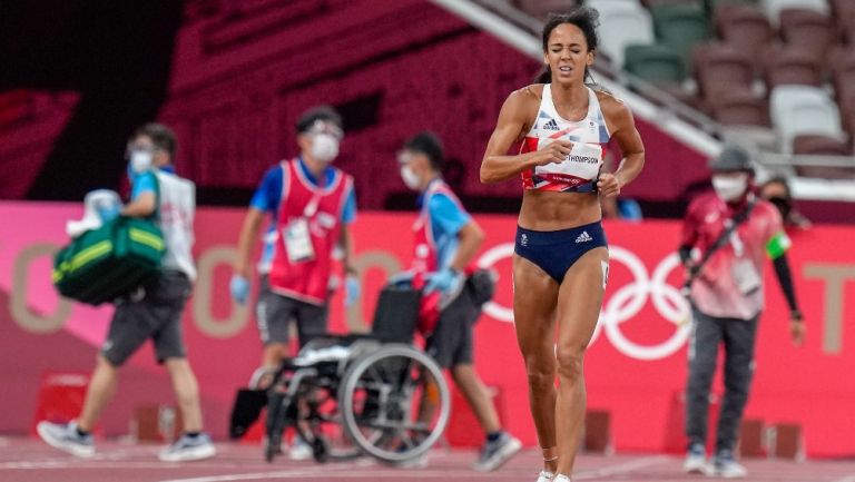 Tokio 2020: Heptatleta británica rechazó silla de ruedas para concluir lesionada su carrera