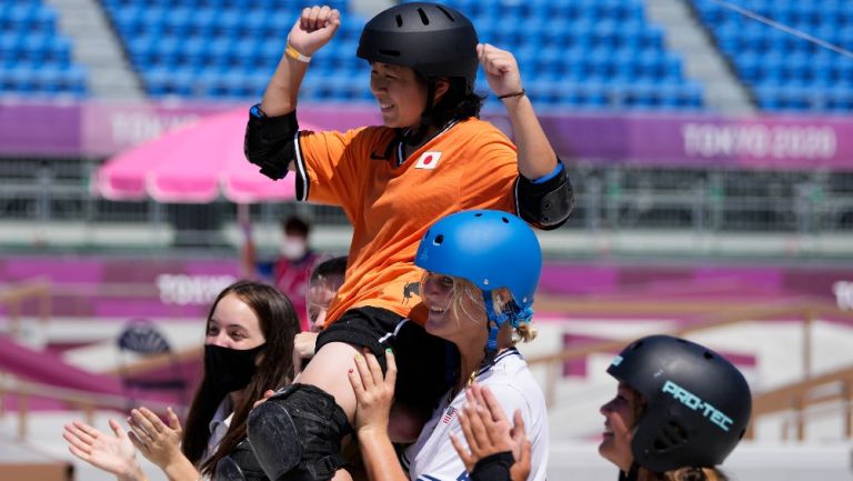 Video: Patinadora japonesa cayó en prueba de Skateboarding y compañeras la animaron