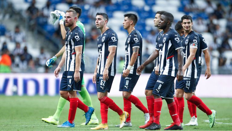 Jugadores de Rayados en dirección al terreno de juego