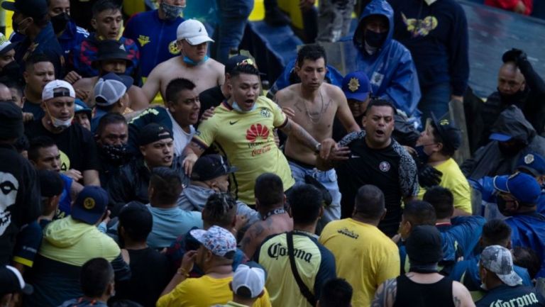 Aficionados del América peleando en la tribuna del Estadio Azteca