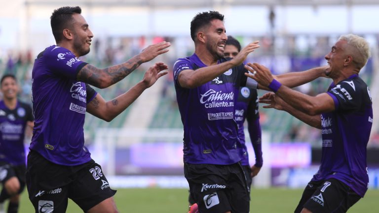 Jugadores del Mazatlán en festejo de gol