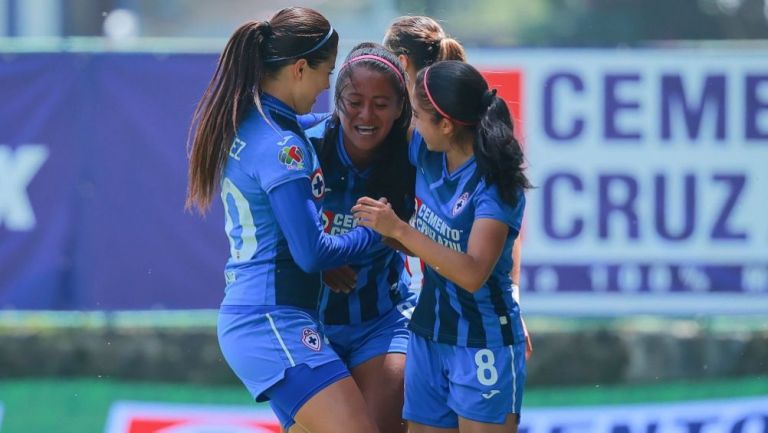Jugadoras de Cruz Azul Femenil festejando un gol a favor