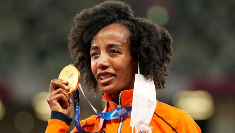 Sifan Hassan presume su Oro olímpico en Tokio 2020