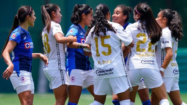 Jugadoras de Cruz Azul y Pumas Femenil en un conato de bronca