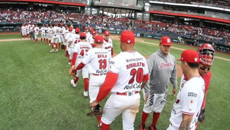 Jugadores de los Diablos Rojos del México tras una victoria