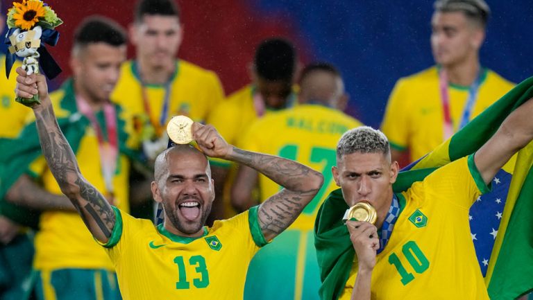 Dani Alves y Richarlison presumen sus medallas