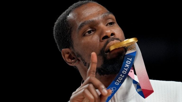 Kevin Durant posa con el Oro en Tokio 2020