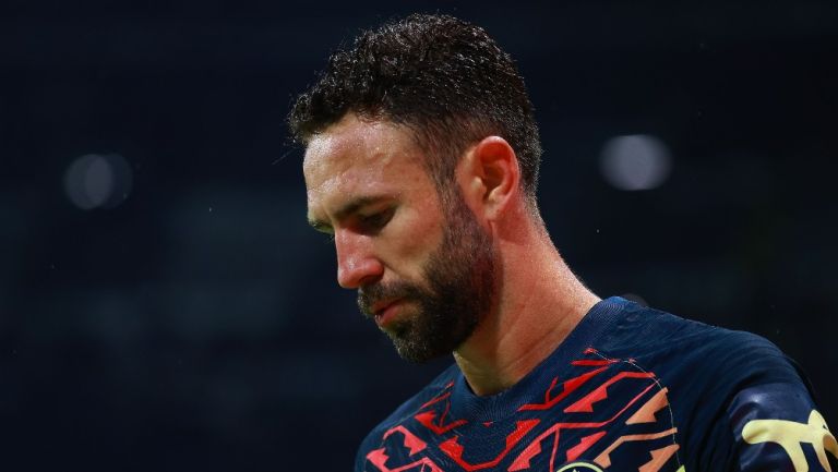 Miguel Layún durante un partido con América