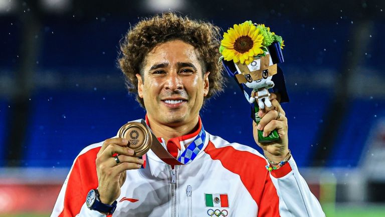 Guillermo Ochoa en la ceremonia de premiación