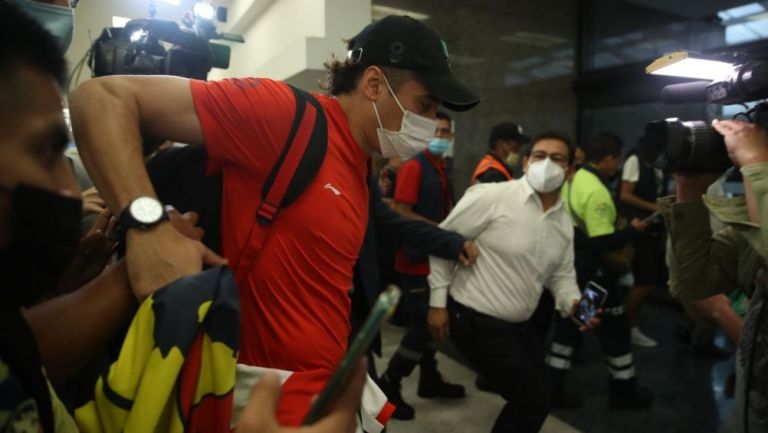 Guillermo Ochoa en el Aeropuerto Internacional de la Ciudad de México