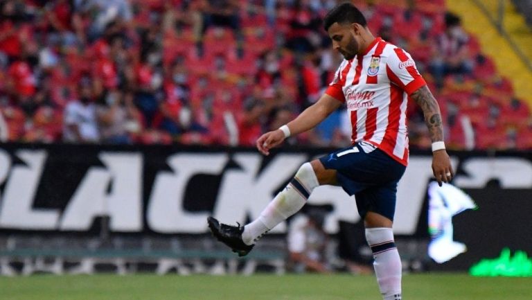 Vega en un partido con Chivas