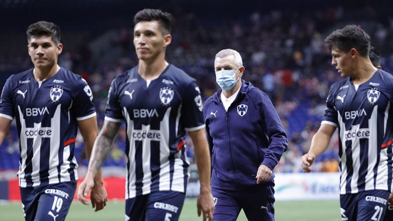 Javier Aguirre junto a algunos jugadores de Rayados