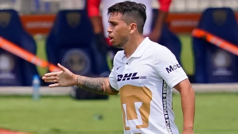 Cristian Battocchio en un partido con Pumas