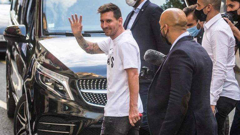 Lionel Messi en su llegada a París
