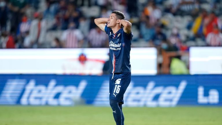 Uriel Antuna durante un partido con Chivas