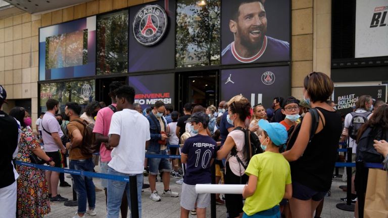 Largas filas en la tienda del PSG para comprar la camiseta de Messi