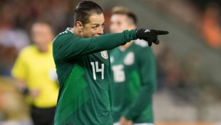 Chicharito en acción con el Tri