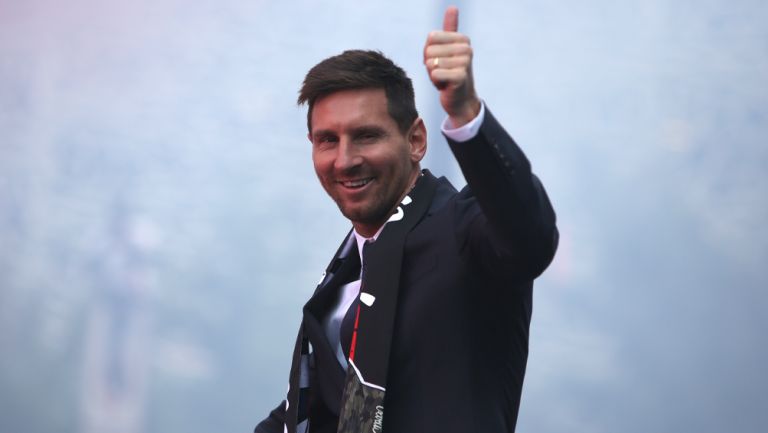 Lionel Messi saluda a la afición del PSG