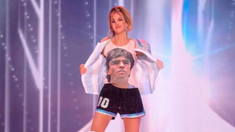 Miss Argentina en pasarela con ropa de Maradona