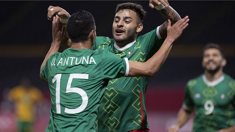 Alexis Vega y Uriel Antuna festejan un gol con el Tri Olímpico