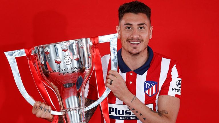 José María Giménez posa con el trofeo de LaLiga en el  Atlético de Madrid