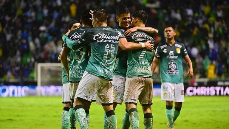 Jugadores de León festejan uno de los goles