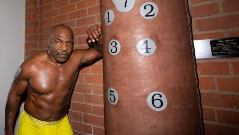 Video: Mike Tyson casi noquea a su entrenador haciendo sparring